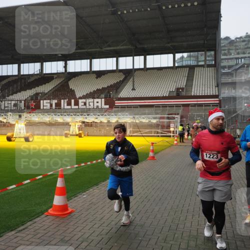 07.12.2025 - St. Pauli X-Mass-Run No. 15 Fabian Wolf http://msf.ph/oto/9408064 07.12.2025 11:06:31 Ziel 474, 486, 565, 1285, 1286, 1403, 1440, 1442, 1556, 1564 meine-sportfotos.de