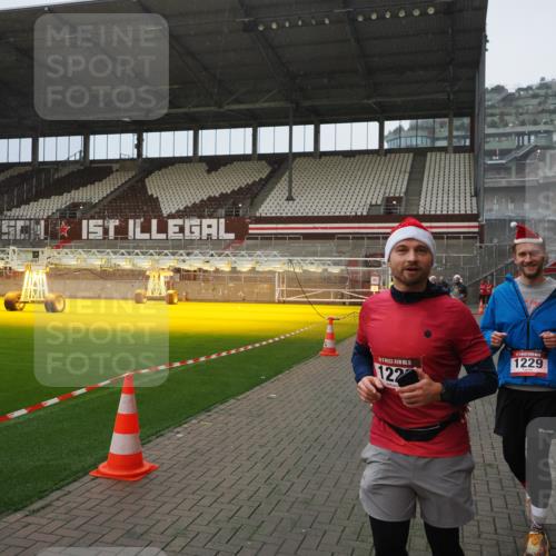 07.12.2025 - St. Pauli X-Mass-Run No. 15 Fabian Wolf http://msf.ph/oto/9408076 07.12.2025 11:06:32 Ziel 474, 486, 565, 1285, 1286, 1440, 1442, 1556, 1564 meine-sportfotos.de