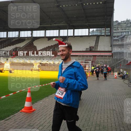 07.12.2025 - St. Pauli X-Mass-Run No. 15 Fabian Wolf http://msf.ph/oto/9408094 07.12.2025 11:06:33 Ziel 359, 382, 474, 486, 565, 1285, 1286, 1440, 1442, 1556, 1564 meine-sportfotos.de