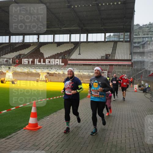 07.12.2025 - St. Pauli X-Mass-Run No. 15 Fabian Wolf http://msf.ph/oto/9408130 07.12.2025 11:06:38 Ziel 359, 382, 565, 1285, 1286, 1440, 1442, 1556, 1564, 4582, 4588 meine-sportfotos.de