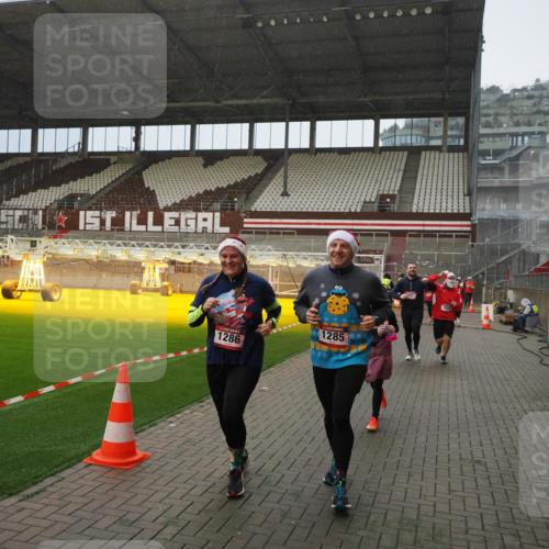 07.12.2025 - St. Pauli X-Mass-Run No. 15 Fabian Wolf http://msf.ph/oto/9408133 07.12.2025 11:06:38 Ziel 359, 382, 565, 1285, 1286, 1440, 1442, 1556, 1564, 4582, 4588 meine-sportfotos.de