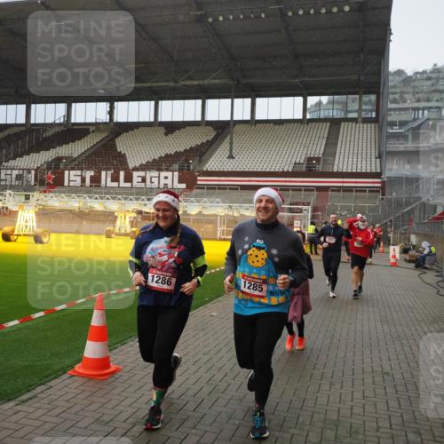 07.12.2025 - St. Pauli X-Mass-Run No. 15 Fabian Wolf http://msf.ph/oto/9408136 07.12.2025 11:06:39 Ziel 359, 382, 565, 1285, 1286, 1440, 1556, 1564, 1708, 4582, 4588 meine-sportfotos.de