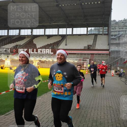 07.12.2025 - St. Pauli X-Mass-Run No. 15 Fabian Wolf http://msf.ph/oto/9408141 07.12.2025 11:06:39 Ziel 359, 382, 565, 1285, 1286, 1440, 1556, 1564, 1708, 4582, 4588 meine-sportfotos.de
