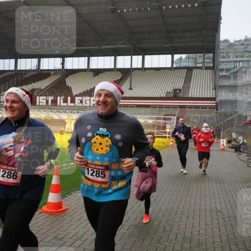 07.12.2025 - St. Pauli X-Mass-Run No. 15 Fabian Wolf http://msf.ph/oto/9408144 07.12.2025 11:06:39 Ziel 359, 382, 565, 1285, 1286, 1440, 1556, 1564, 1708, 4582, 4588 meine-sportfotos.de