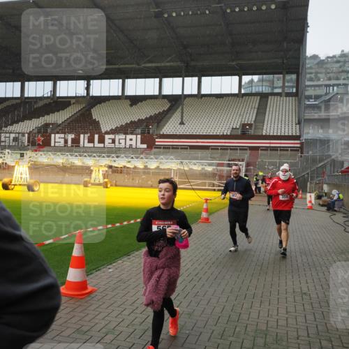 07.12.2025 - St. Pauli X-Mass-Run No. 15 Fabian Wolf http://msf.ph/oto/9408153 07.12.2025 11:06:40 Ziel 359, 382, 565, 1285, 1286, 1556, 1564, 1708, 4582, 4588 meine-sportfotos.de