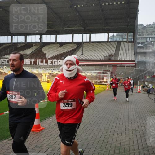 07.12.2025 - St. Pauli X-Mass-Run No. 15 Fabian Wolf http://msf.ph/oto/9408180 07.12.2025 11:06:42 Ziel 359, 382, 565, 1285, 1286, 1556, 1564, 1708, 4582, 4588 meine-sportfotos.de