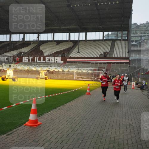 07.12.2025 - St. Pauli X-Mass-Run No. 15 Fabian Wolf http://msf.ph/oto/9408186 07.12.2025 11:06:43 Ziel 359, 382, 565, 595, 1285, 1286, 1556, 1564, 1708, 4582, 4588 meine-sportfotos.de