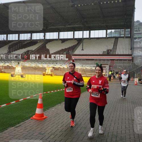 07.12.2025 - St. Pauli X-Mass-Run No. 15 Fabian Wolf http://msf.ph/oto/9408192 07.12.2025 11:06:45 Ziel 359, 382, 565, 595, 1285, 1286, 1462, 1556, 1564, 1708, 4582, 4588 meine-sportfotos.de
