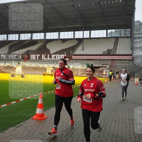 07.12.2025 - St. Pauli X-Mass-Run No. 15 Fabian Wolf http://msf.ph/oto/9408195 07.12.2025 11:06:46 Ziel 359, 382, 565, 595, 1285, 1286, 1462, 1469, 1556, 1564, 1708, 4582, 4588 meine-sportfotos.de