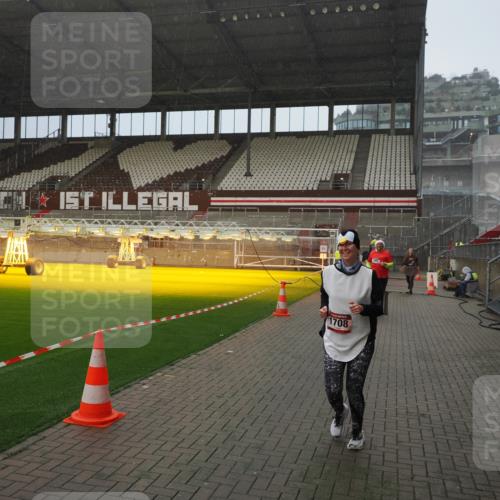 07.12.2025 - St. Pauli X-Mass-Run No. 15 Fabian Wolf http://msf.ph/oto/9408201 07.12.2025 11:06:48 Ziel 359, 382, 565, 595, 1285, 1286, 1462, 1469, 1708, 4582, 4588 meine-sportfotos.de
