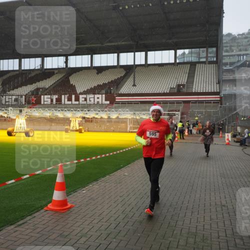 07.12.2025 - St. Pauli X-Mass-Run No. 15 Fabian Wolf http://msf.ph/oto/9408219 07.12.2025 11:06:51 Ziel 359, 382, 565, 595, 1462, 1469, 1708, 4582, 4588 meine-sportfotos.de