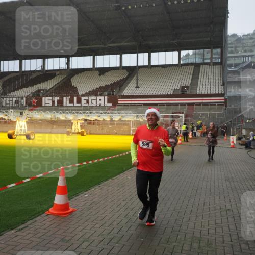 07.12.2025 - St. Pauli X-Mass-Run No. 15 Fabian Wolf http://msf.ph/oto/9408222 07.12.2025 11:06:51 Ziel 359, 382, 565, 595, 1462, 1469, 1708, 4582, 4588 meine-sportfotos.de