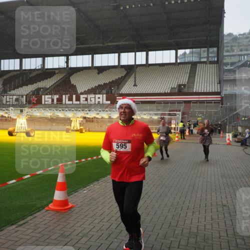 07.12.2025 - St. Pauli X-Mass-Run No. 15 Fabian Wolf http://msf.ph/oto/9408228 07.12.2025 11:06:51 Ziel 359, 382, 565, 595, 1462, 1469, 1708, 4582, 4588 meine-sportfotos.de