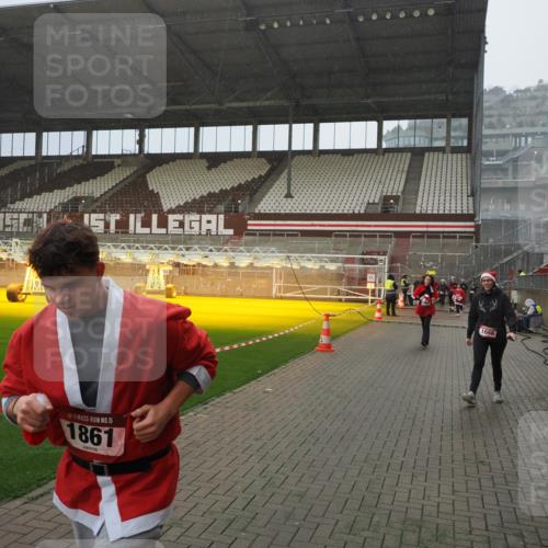 07.12.2025 - St. Pauli X-Mass-Run No. 15 Fabian Wolf http://msf.ph/oto/9408312 07.12.2025 11:07:05 Ziel 1462, 1469, 1634, 1666, 1751, 1861, 1862 meine-sportfotos.de