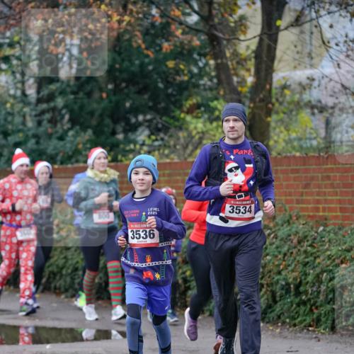 07.12.2025 - St. Pauli X-Mass-Run No. 15 Michael Burmester http://msf.ph/oto/9408313 07.12.2025 09:43:37 Laufen 2025, 3534, 3536 meine-sportfotos.de