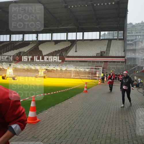 07.12.2025 - St. Pauli X-Mass-Run No. 15 Fabian Wolf http://msf.ph/oto/9408315 07.12.2025 11:07:05 Ziel 1462, 1469, 1634, 1666, 1751, 1861, 1862 meine-sportfotos.de