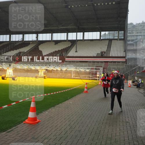07.12.2025 - St. Pauli X-Mass-Run No. 15 Fabian Wolf http://msf.ph/oto/9408331 07.12.2025 11:07:06 Ziel 281, 688, 1469, 1634, 1666, 1751, 1861, 1862 meine-sportfotos.de