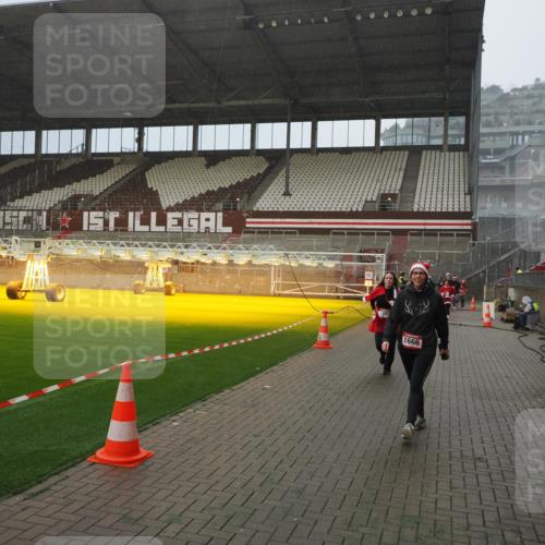 07.12.2025 - St. Pauli X-Mass-Run No. 15 Fabian Wolf http://msf.ph/oto/9408337 07.12.2025 11:07:07 Ziel 281, 596, 688, 1634, 1666, 1751, 1861, 1862 meine-sportfotos.de