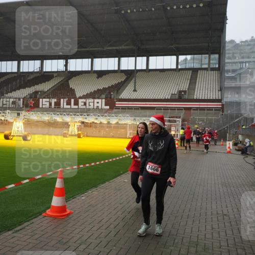 07.12.2025 - St. Pauli X-Mass-Run No. 15 Fabian Wolf http://msf.ph/oto/9408348 07.12.2025 11:07:08 Ziel 281, 596, 688, 1585, 1587, 1634, 1666, 1751, 1861, 1862 meine-sportfotos.de