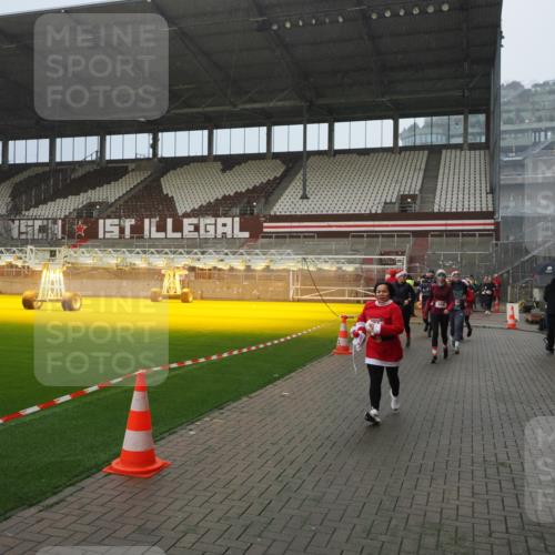 07.12.2025 - St. Pauli X-Mass-Run No. 15 Fabian Wolf http://msf.ph/oto/9408366 07.12.2025 11:07:14 Ziel 281, 342, 344, 591, 596, 603, 622, 688, 1585, 1587, 1634, 1666, 1751, 1861, 1862 meine-sportfotos.de