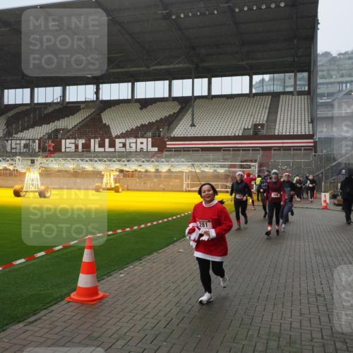07.12.2025 - St. Pauli X-Mass-Run No. 15 Fabian Wolf http://msf.ph/oto/9408378 07.12.2025 11:07:14 Ziel 281, 342, 344, 591, 596, 603, 622, 688, 1585, 1587, 1634, 1666, 1751, 1861, 1862 meine-sportfotos.de