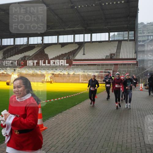 07.12.2025 - St. Pauli X-Mass-Run No. 15 Fabian Wolf http://msf.ph/oto/9408397 07.12.2025 11:07:16 Ziel 281, 342, 344, 476, 490, 591, 596, 603, 621, 622, 673, 688, 1202, 1206, 1585, 1587, 1861, 1862, 2403 meine-sportfotos.de