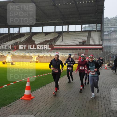 07.12.2025 - St. Pauli X-Mass-Run No. 15 Fabian Wolf http://msf.ph/oto/9408412 07.12.2025 11:07:17 Ziel 281, 342, 344, 476, 490, 591, 596, 603, 621, 622, 673, 688, 781, 1202, 1206, 1233, 1585, 1587, 1861, 1862, 2403 meine-sportfotos.de