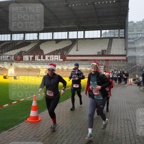 07.12.2025 - St. Pauli X-Mass-Run No. 15 Fabian Wolf http://msf.ph/oto/9408421 07.12.2025 11:07:17 Ziel 281, 342, 344, 476, 490, 591, 596, 603, 621, 622, 673, 688, 781, 1202, 1206, 1233, 1585, 1587, 1861, 1862, 2403 meine-sportfotos.de