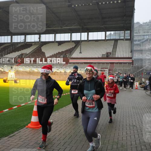07.12.2025 - St. Pauli X-Mass-Run No. 15 Fabian Wolf http://msf.ph/oto/9408425 07.12.2025 11:07:18 Ziel 281, 342, 344, 476, 490, 591, 596, 603, 621, 622, 673, 688, 781, 1202, 1206, 1233, 1585, 1587, 1861, 1862, 2403, 5008 meine-sportfotos.de