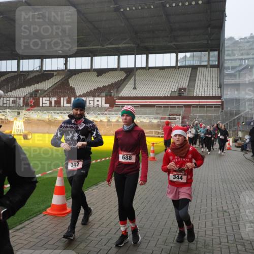 07.12.2025 - St. Pauli X-Mass-Run No. 15 Fabian Wolf http://msf.ph/oto/9408436 07.12.2025 11:07:18 Ziel 281, 342, 344, 476, 490, 591, 596, 603, 621, 622, 673, 688, 781, 1202, 1206, 1233, 1585, 1587, 1861, 1862, 2403, 5008 meine-sportfotos.de