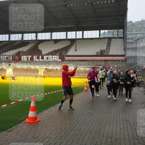 07.12.2025 - St. Pauli X-Mass-Run No. 15 Fabian Wolf http://msf.ph/oto/9408457 07.12.2025 11:07:22 Ziel 281, 342, 344, 476, 490, 591, 596, 603, 621, 622, 673, 688, 781, 1202, 1206, 1233, 1585, 1587, 2403, 5008 meine-sportfotos.de