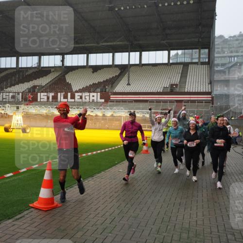 07.12.2025 - St. Pauli X-Mass-Run No. 15 Fabian Wolf http://msf.ph/oto/9408469 07.12.2025 11:07:22 Ziel 281, 342, 344, 476, 490, 591, 596, 603, 621, 622, 673, 688, 781, 1202, 1206, 1233, 1585, 1587, 2403, 5008 meine-sportfotos.de
