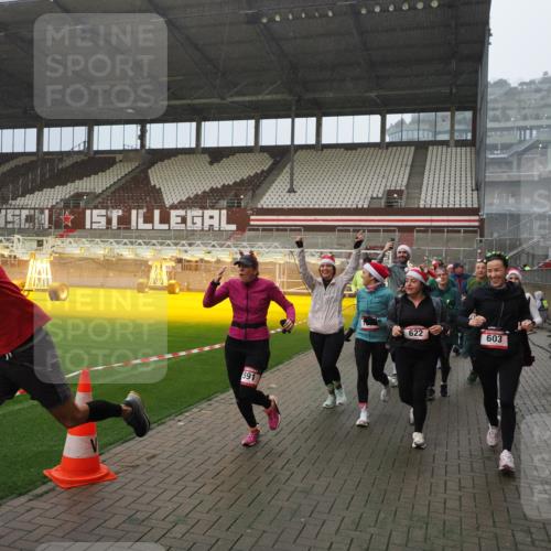 07.12.2025 - St. Pauli X-Mass-Run No. 15 Fabian Wolf http://msf.ph/oto/9408478 07.12.2025 11:07:23 Ziel 281, 342, 344, 476, 490, 591, 596, 603, 621, 622, 673, 688, 781, 1202, 1206, 1233, 1585, 1587, 2403, 5008 meine-sportfotos.de