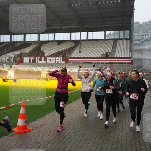 07.12.2025 - St. Pauli X-Mass-Run No. 15 Fabian Wolf http://msf.ph/oto/9408481 07.12.2025 11:07:23 Ziel 281, 342, 344, 476, 490, 591, 596, 603, 621, 622, 673, 688, 781, 1202, 1206, 1233, 1585, 1587, 2403, 5008 meine-sportfotos.de