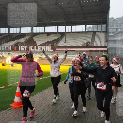 07.12.2025 - St. Pauli X-Mass-Run No. 15 Fabian Wolf http://msf.ph/oto/9408490 07.12.2025 11:07:24 Ziel 281, 342, 344, 476, 490, 591, 596, 603, 621, 622, 673, 688, 781, 1202, 1206, 1233, 1585, 1587, 2403, 5008 meine-sportfotos.de