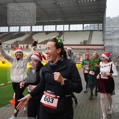 07.12.2025 - St. Pauli X-Mass-Run No. 15 Fabian Wolf http://msf.ph/oto/9408502 07.12.2025 11:07:25 Ziel 281, 342, 344, 476, 490, 591, 596, 603, 621, 622, 673, 688, 781, 1202, 1206, 1233, 1585, 1587, 2403, 5008 meine-sportfotos.de
