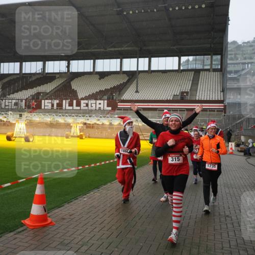 07.12.2025 - St. Pauli X-Mass-Run No. 15 Fabian Wolf http://msf.ph/oto/9408577 07.12.2025 11:07:38 Ziel 77, 315, 332, 377, 389, 397, 623, 1235, 1509, 1824, 1866, 1910, 2693, 5008 meine-sportfotos.de