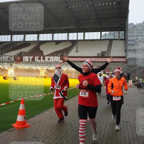 07.12.2025 - St. Pauli X-Mass-Run No. 15 Fabian Wolf http://msf.ph/oto/9408584 07.12.2025 11:07:38 Ziel 77, 315, 332, 377, 389, 397, 623, 1235, 1509, 1824, 1866, 1910, 2693, 5008 meine-sportfotos.de