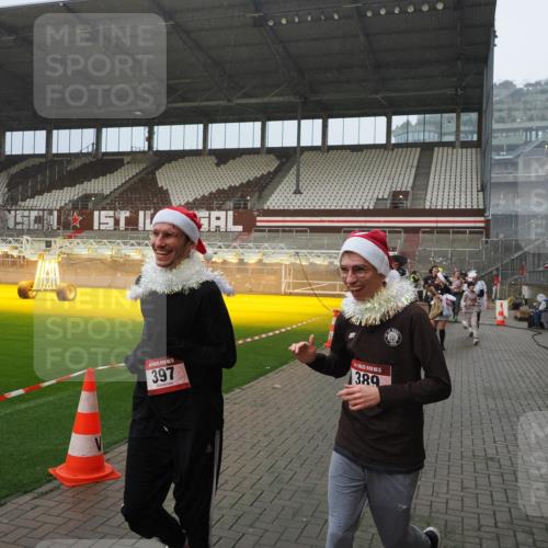 07.12.2025 - St. Pauli X-Mass-Run No. 15 Fabian Wolf http://msf.ph/oto/9408664 07.12.2025 11:07:44 Ziel 77, 271, 273, 315, 332, 377, 389, 397, 623, 1235, 1439, 1441, 1509, 1812, 1824, 1866, 1910, 2693 meine-sportfotos.de
