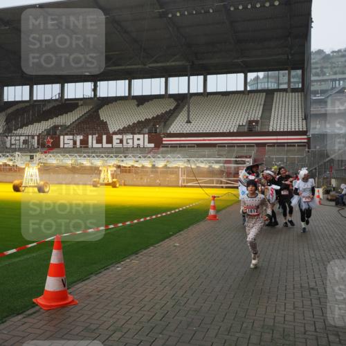 07.12.2025 - St. Pauli X-Mass-Run No. 15 Fabian Wolf http://msf.ph/oto/9408683 07.12.2025 11:07:46 Ziel 77, 271, 273, 286, 293, 315, 332, 377, 389, 397, 623, 1235, 1378, 1381, 1382, 1383, 1439, 1441, 1460, 1509, 1812, 1824, 1866, 1910, 2693 meine-sportfotos.de
