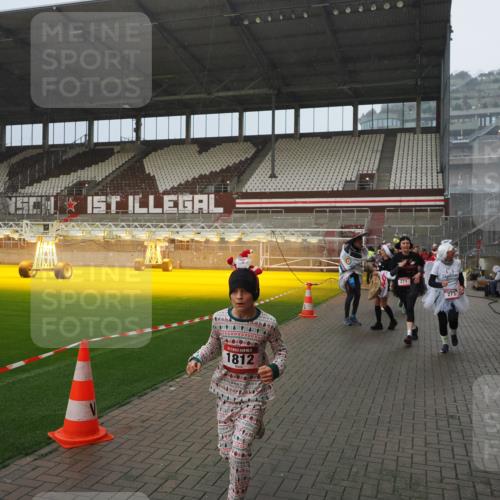 07.12.2025 - St. Pauli X-Mass-Run No. 15 Fabian Wolf http://msf.ph/oto/9408695 07.12.2025 11:07:47 Ziel 77, 271, 273, 286, 293, 315, 332, 377, 389, 397, 623, 1235, 1378, 1381, 1382, 1383, 1439, 1441, 1460, 1509, 1812, 1824, 1866, 1910, 2693 meine-sportfotos.de
