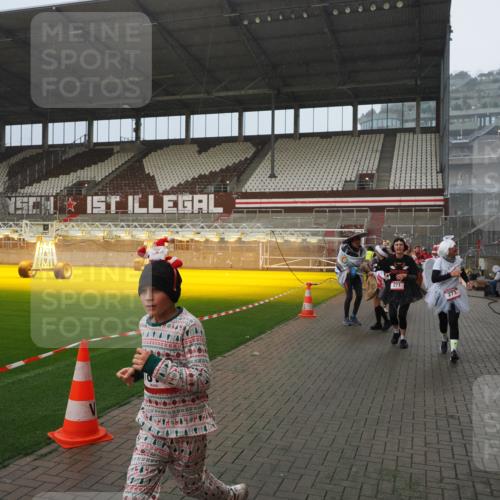 07.12.2025 - St. Pauli X-Mass-Run No. 15 Fabian Wolf http://msf.ph/oto/9408698 07.12.2025 11:07:47 Ziel 77, 271, 273, 286, 293, 315, 332, 377, 389, 397, 623, 1235, 1378, 1381, 1382, 1383, 1439, 1441, 1460, 1509, 1812, 1824, 1866, 1910, 2693 meine-sportfotos.de