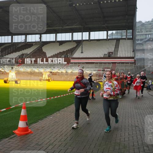 07.12.2025 - St. Pauli X-Mass-Run No. 15 Fabian Wolf http://msf.ph/oto/9408737 07.12.2025 11:07:51 Ziel 271, 273, 286, 293, 332, 377, 389, 397, 623, 774, 1107, 1123, 1129, 1378, 1381, 1382, 1383, 1439, 1441, 1460, 1509, 1812, 1910, 2693 meine-sportfotos.de