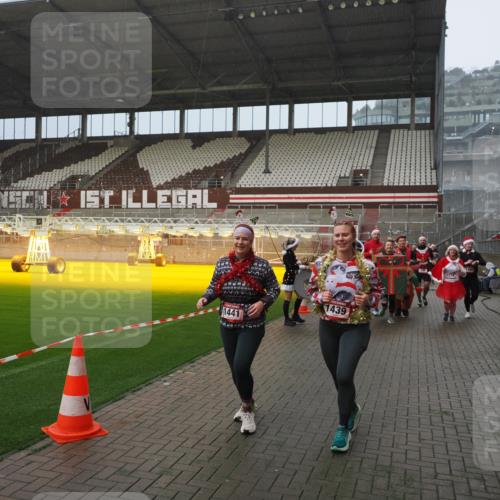 07.12.2025 - St. Pauli X-Mass-Run No. 15 Fabian Wolf http://msf.ph/oto/9408740 07.12.2025 11:07:51 Ziel 271, 273, 286, 293, 332, 377, 389, 397, 623, 774, 1107, 1123, 1129, 1378, 1381, 1382, 1383, 1439, 1441, 1460, 1509, 1812, 1910, 2693 meine-sportfotos.de