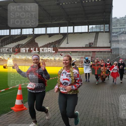 07.12.2025 - St. Pauli X-Mass-Run No. 15 Fabian Wolf http://msf.ph/oto/9408749 07.12.2025 11:07:52 Ziel 271, 273, 286, 293, 332, 389, 397, 772, 774, 1107, 1123, 1129, 1378, 1381, 1382, 1383, 1439, 1441, 1460, 1812, 2693 meine-sportfotos.de