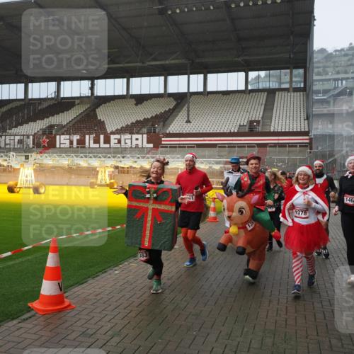 07.12.2025 - St. Pauli X-Mass-Run No. 15 Fabian Wolf http://msf.ph/oto/9408770 07.12.2025 11:07:54 Ziel 271, 273, 286, 293, 389, 397, 653, 772, 774, 1107, 1123, 1129, 1342, 1378, 1381, 1382, 1383, 1439, 1441, 1460, 1520, 1525, 1812, 2693 meine-sportfotos.de