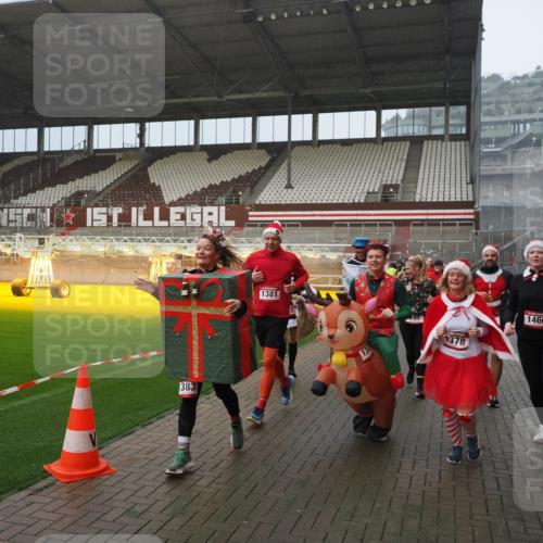 07.12.2025 - St. Pauli X-Mass-Run No. 15 Fabian Wolf http://msf.ph/oto/9408773 07.12.2025 11:07:54 Ziel 271, 273, 286, 293, 389, 397, 653, 772, 774, 1107, 1123, 1129, 1342, 1378, 1381, 1382, 1383, 1439, 1441, 1460, 1520, 1525, 1812, 2693 meine-sportfotos.de