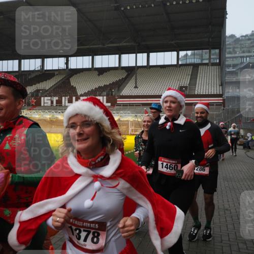 07.12.2025 - St. Pauli X-Mass-Run No. 15 Fabian Wolf http://msf.ph/oto/9408797 07.12.2025 11:07:56 Ziel 271, 273, 286, 293, 389, 397, 653, 772, 774, 1107, 1123, 1129, 1226, 1230, 1249, 1342, 1355, 1378, 1381, 1382, 1383, 1439, 1441, 1460, 1520, 1525, 1812, 4815 meine-sportfotos.de