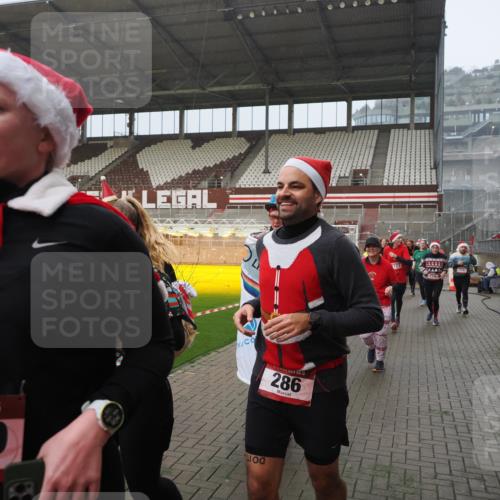 07.12.2025 - St. Pauli X-Mass-Run No. 15 Fabian Wolf http://msf.ph/oto/9408808 07.12.2025 11:07:57 Ziel 271, 273, 286, 293, 389, 397, 653, 772, 774, 1107, 1123, 1129, 1226, 1230, 1249, 1342, 1355, 1378, 1381, 1382, 1383, 1439, 1441, 1460, 1520, 1525, 1809, 1810, 1812, 4798, 4815 meine-sportfotos.de