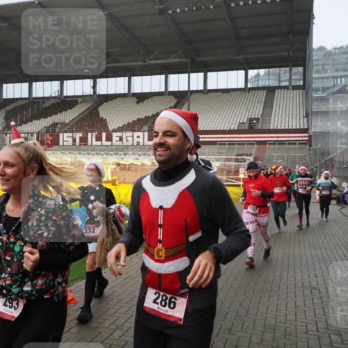 07.12.2025 - St. Pauli X-Mass-Run No. 15 Fabian Wolf http://msf.ph/oto/9408812 07.12.2025 11:07:57 Ziel 271, 273, 286, 293, 389, 397, 653, 772, 774, 1107, 1123, 1129, 1226, 1230, 1249, 1342, 1355, 1378, 1381, 1382, 1383, 1439, 1441, 1460, 1520, 1525, 1809, 1810, 1812, 4798, 4815 meine-sportfotos.de
